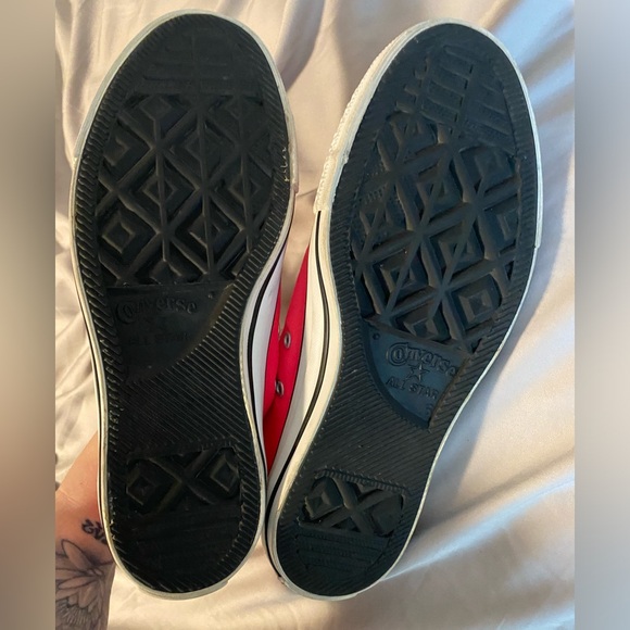 Hot pink low ride converse in women 8, men 6 - Picture 4 of 5